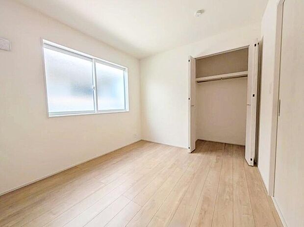 【リビング以外の居室】日当たりがよく、開放感がございます。お子さまのお部屋にも良いですね♪
クローゼットになる収納も完備◎