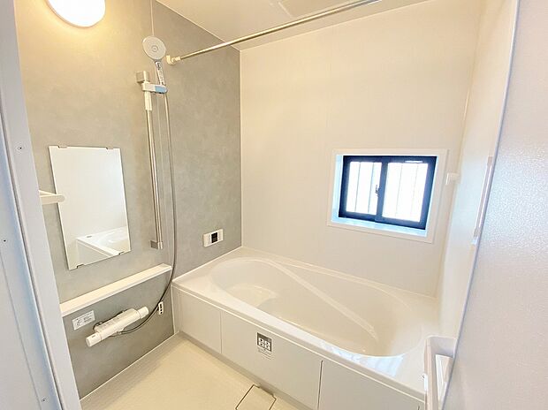 【浴室】≪Bathroom≫
スイッチひとつでバスタイムの準備ができるオートバスが便利♪雨の日や夜間の洗濯に便利な「浴室乾燥機」も標準装備です!