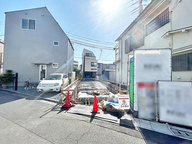 【前面道路含む現地写真】前面道路が7mあるため、駐車する際もゆとりを持って行えます。ガレージには愛車だけでなくお子様の自転車なども置けそうですね。教育環境も徒歩10分圏内にまとまっており、お子様をのびのびと育てられそうです。