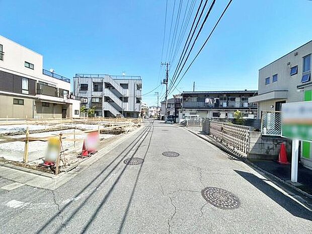 【前面道路含む現地写真】ゆとりある道路幅で、毎日の駐車もスムーズ。家族みんなが安心して出入りできる住環境で、快適な暮らしが始まります。2026.04撮影