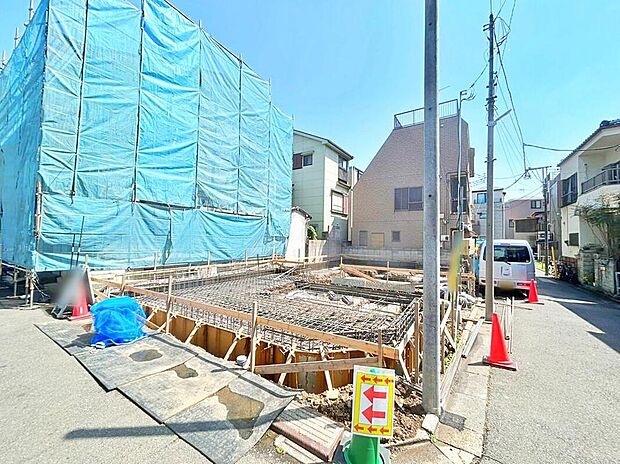 【現地外観写真】≪現地ご案内は便利なネット予約も可能です！お気軽にお問い合わせください♪≫
それぞれの方角から光が入ってくる、日当たりがよく開放感が得られる角地☆（1号棟）