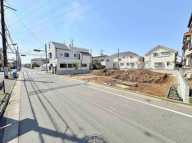 【前面道路含む現地写真】≪見学予約可能！≫
幼稚園徒歩3分、小学校徒歩5分と送迎や通学も安心の立地◎