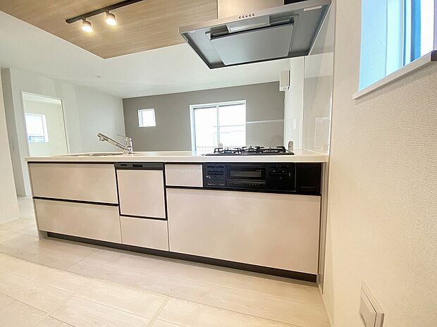 【キッチン】≪Kitchen≫
どこを開けても大容量収納のビッグスライドキッチン。圧力鍋やパスタ鍋などかさばる調理器具も楽々収納できます。