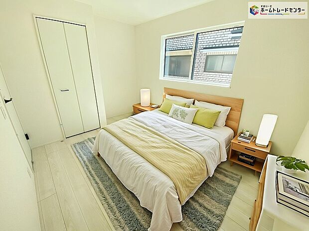 【居室】≪Room≫
明るめのフローリングはどんな家具とも調和するので、どんなインテリアにしようか考えるのも楽しみの一つになりそうです!
※家具をCGで加工しており、家具付き販売ではございません。