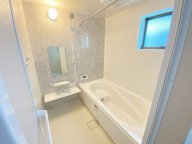【浴室】≪Bathroom≫
１日の疲れた体を癒せるシステムバス。窓もあるので湿気もこもりません。雨の日のお洗濯も安心な「浴室乾燥機」つき♪