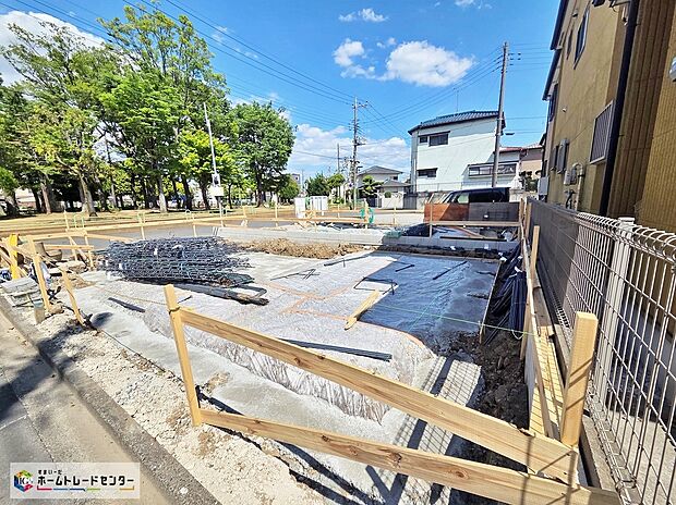 【現地外観写真】※1号棟
一戸建ての大きなメリットは、「自分の土地」を自由に使えること。好きなペットが飼えるほか、ガーデニングやDIY、車やバイクの手入れなど様々な趣味を楽しめます♪