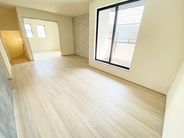 【リビング】≪Living room≫
ご家族との自然なコミュニケーションが生まれるリビングイン階段を採用!暖かい光が降り注ぐ、温もりあふれるお住まいです☆