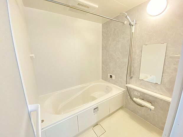 【浴室】≪Bathroom≫
スイッチひとつでバスタイムの準備ができるオートバスが便利♪雨の日や夜間の洗濯に便利な「浴室乾燥機」も標準装備です!