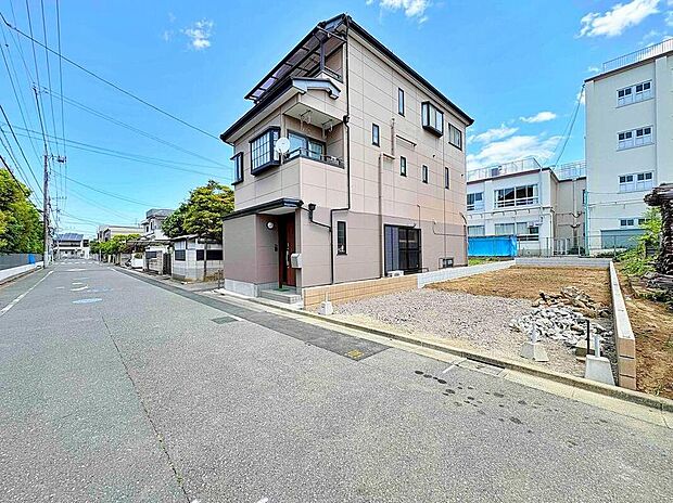 【前面道路含む現地写真】現地(2026年5月)撮影
前面道路は広々7m程ありますので陽当たり良好です!お車の駐車も安心ですね♪
