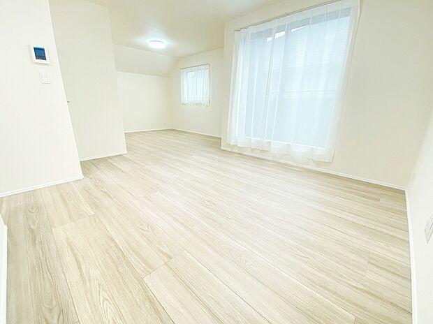 【リビング】≪Living room≫
大きな窓のあるリビングは、陽光あふれる明るい空間です。居心地良く、ご家族皆がゆったり寛げる憩いの空間となりそうです。