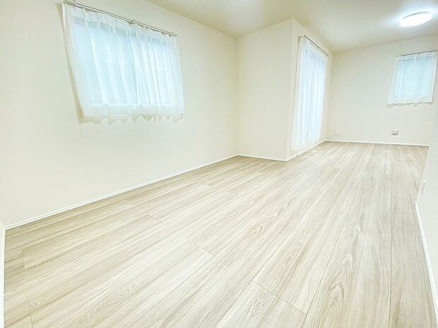 【リビング】≪Living room≫
家族の温かさと陽光の暖かさ、楽しい毎日と明るい未来を予感させる「空間が織り成すひとつ先の住み心地」を演出します。
