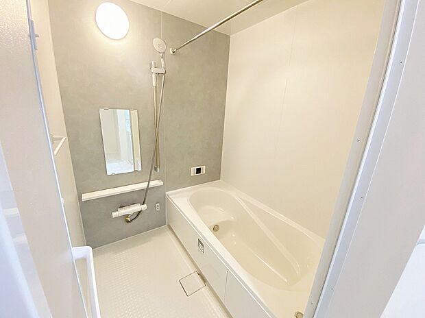 【浴室】≪Bathroom≫
スイッチひとつでバスタイムの準備ができるオートバスが便利♪雨の日や夜間の洗濯に便利な「浴室乾燥機」も標準装備です!