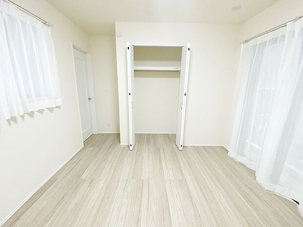 【居室】≪Room≫
穏やかな光が差し込む室内には、穏やかな時間が流れます。休日には、落ち着いた空間で自分の趣味を楽しむのはいかがですか。