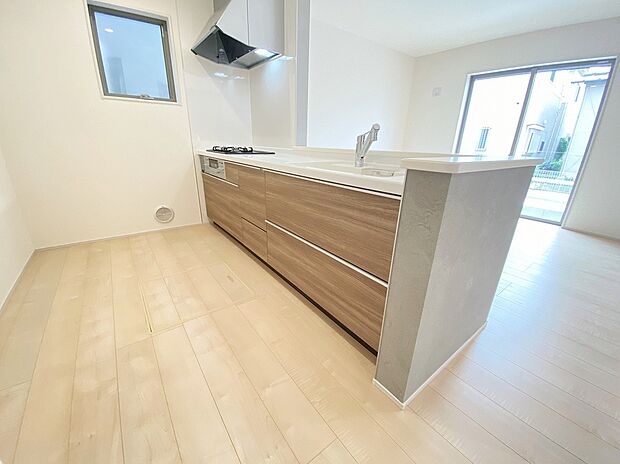 【キッチン】≪Kitchen≫
対面式キッチンからは、リビングにいるご家族の様子が一目で分かります。小さいお子様がいても安心です。