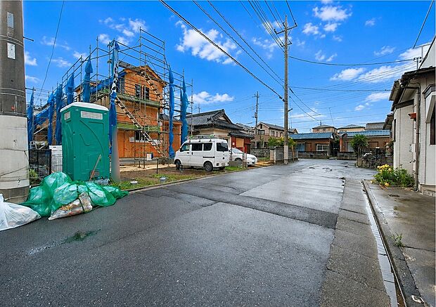 【前面道路含む現地写真】≪見学予約可能！≫
前面道路幅が6mあるので陽当たり良好！お車の駐車も安心です♪