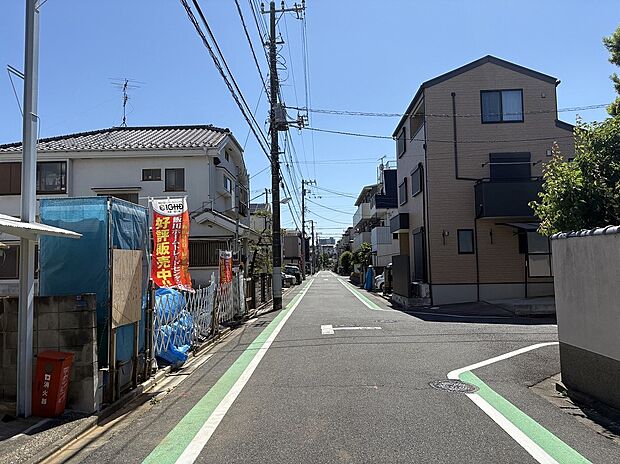 【前面道路含む現地写真】道路からのプライバシーを確保しやすい、2階リビングとなっております！