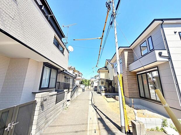 【前面道路含む現地写真】2026.05撮影
☆カースペース2台♪広々21帖超のLDKは吹抜けがあり開放感も採光も抜群♪家事を手助けする食洗機付き♪
