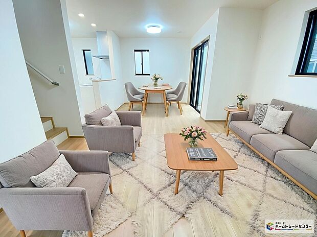【リビング】≪Living room≫
帰宅時・外出時の自然なコミュニケーションを育むリビングイン階段を採用。仲良し家族の画が浮かびます。
※家具をCGで加工しています。家具付き販売ではございません。