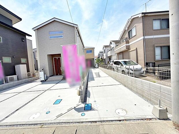 【現地外観写真】2026.06現地撮影。嬉しいコンクリート仕上げのカースペース。雨の日も足元を気にせず外出できます。