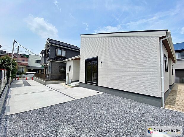 【現地外観写真】≪内覧以外にも資金計画やライフプランに寄り添ったご提案をいたします♪≫カースペースは贅沢に3台分確保しています♪広さが十分にありますので、家庭菜園やガーデニングも楽しめそうですね！