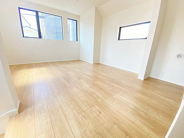 【リビング】≪Living room≫
採光良好なリビングは、ご家族の憩いの空間。居心地の良い快適な安らぎの場所にもなりそうです。
さまざまな設備や間取り、住み心地を現地で確認しよう！