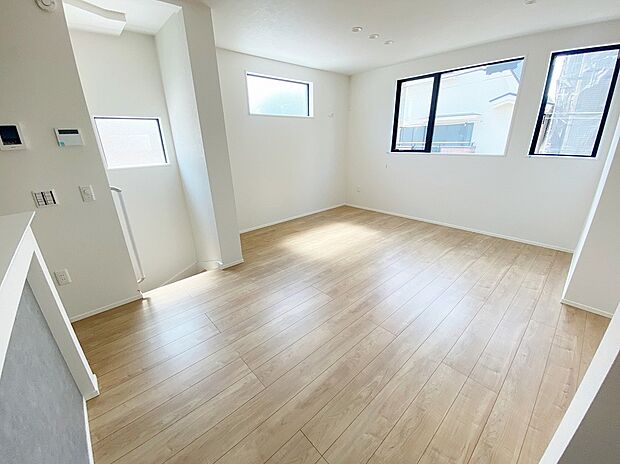 【リビング】≪Living room≫
2階リビングは陽当たり・風通し共に良好で、ご家族みんなで過ごす空間をより居心地良くしてくれます。