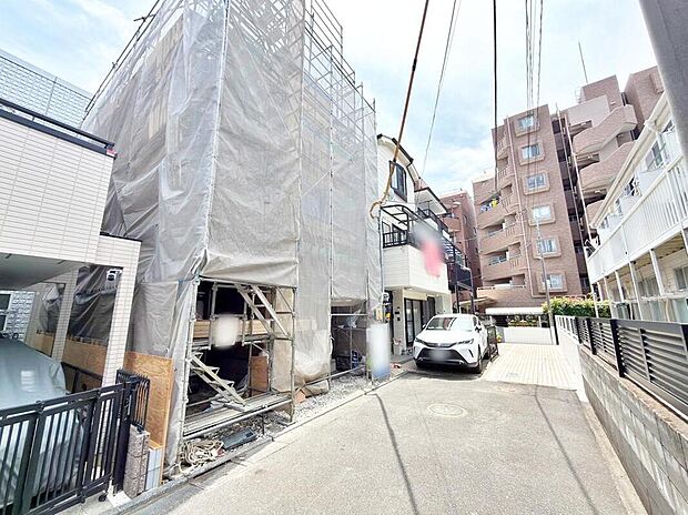 【前面道路含む現地写真】≪見学予約可能！≫前面道路は住人以外の車の進入も少なく、小さなお子様を持つご家庭にも安心です！お車の駐車も安心ですね♪