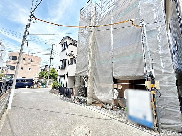 【前面道路含む現地写真】≪現地（2026年6月）撮影≫駅徒歩12分の快適アクセスに加え、生活施設が身近に揃う暮らしやすい住環境。