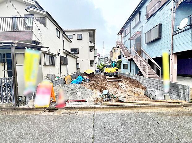 【現地外観写真】≪内覧以外にも資金計画やライフプランに寄り添ったご提案をいたします♪≫カースペース2台(普通車1台+軽自動車1台)♪
