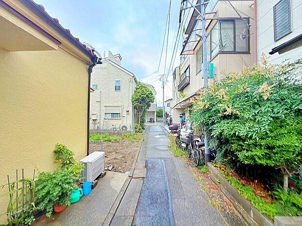 【前面道路含む現地写真】車高を気にせず駐車できるカースペース1台分完備