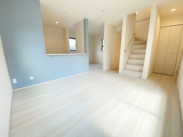 【リビング】≪Living room≫
ホームパーティに招きたくなる自慢の広々LDK．伸びやかな子育てや、にぎやかなふれあいの日々を存分に楽しんでください。