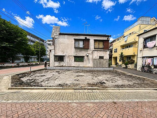 【現地写真】≪現地ご案内は便利なネット予約も可能です!お気軽にお問い合わせください♪≫2棟共角地の好立地♪陽当たりも風通しも良好です♪前面道路は6mありますので、お車の駐車も安心です!