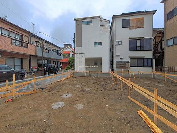 【現地外観写真】外部からの視線が届きにくく、開放的に過ごせる2階リビングの3階建て住宅！ビルトインガレージ付きです♪