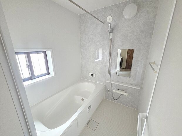【浴室】≪Bathroom≫
スイッチひとつでバスタイムの準備ができるオートバスが便利♪雨の日や夜間の洗濯に便利な「浴室乾燥機」も標準装備です!