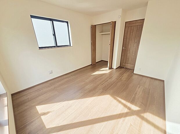 【居室】≪Room≫
充分な広さの収納を備え、採光良好な洋室は、快適空間。プライベートの時間もゆったりお寛ぎ頂けそうです。