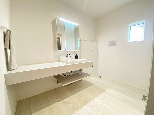 【洗面台・洗面所】≪Powder room≫
明るく清潔感溢れるサニタリースペース。毎日使う場所だからこそ、快適な空間となっております☆女性にはうれしい3面鏡化粧台。鏡の裏が収納になっている機能的なタイプです！