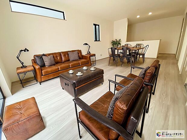 【リビング】≪Living room≫
ご家族との自然なコミュニケーションが生まれる対面キッチンを採用！暖かい光が降り注ぐ、温もりあふれるお住まいです☆
※家具をCGで加工しており、家具付き販売ではございません。