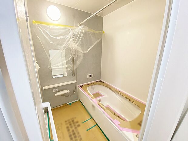 【浴室】≪Bathroom≫
スイッチひとつでバスタイムの準備ができるオートバスが便利♪雨の日や夜間の洗濯に便利な「浴室乾燥機」も標準装備です！