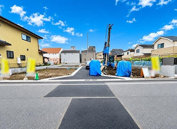 【前面道路含む現地写真】≪内覧以外にも資金計画やライフプランに寄り添ったご提案をいたします♪≫前面道路は7mありますので、陽当たり・風通し共に良好!お車の駐車も安心です♪