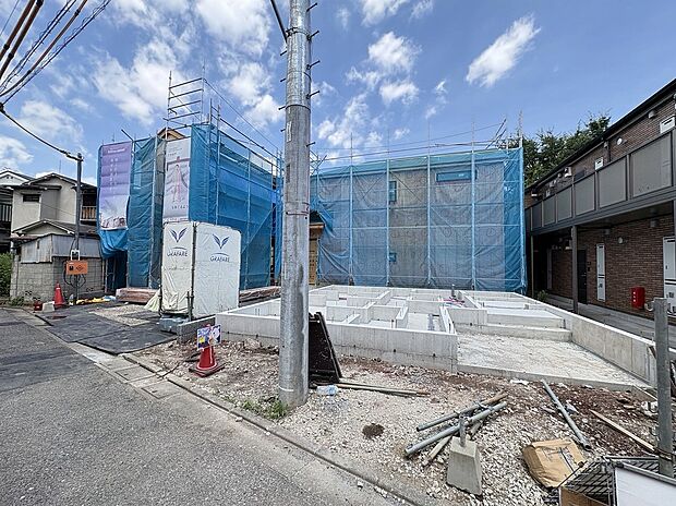 【現地外観写真】≪見学予約可能！≫
児童遊園を望む自然を楽しめる暮らし！小学校まで徒歩10分。中学校まで徒歩7分。お子様の通学も安心の距離♪