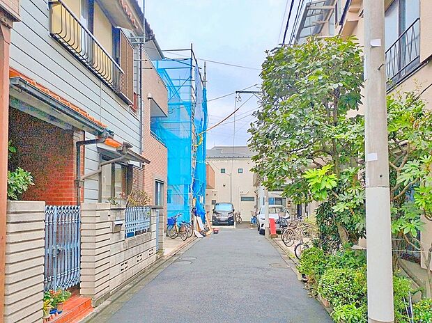 【前面道路含む現地写真】≪見学予約可能!≫
徒歩10分圏内にスーパーが3軒!ドラッグストアが2件!お買物に便利な生活しやすい立地です♪