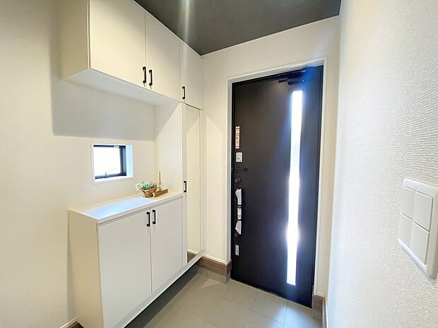【玄関】≪Entrance≫
訪れる人を優しく迎える、スタイリッシュな玄関。姿見付きの下駄箱で、お家を出る前に今日のコーディネートの最終チェックをすることができます♪