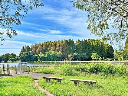 みさと公園 220m(徒歩3分)