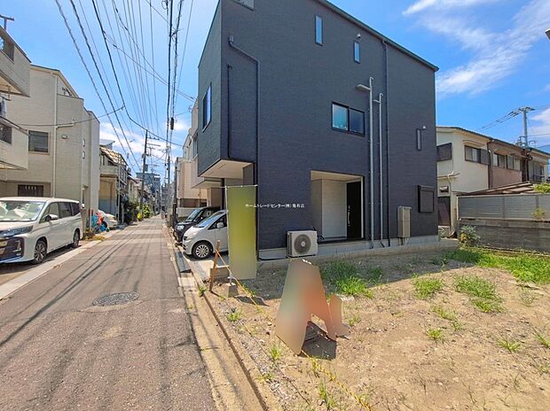 【前面道路含む現地写真】≪見学予約可能!≫
小学校まで徒歩3分、中学校まで徒歩15分!徒歩10分圏内にショッピングセンター、スーパー複数ありのご家族みんなが暮らしやすいエリア♪