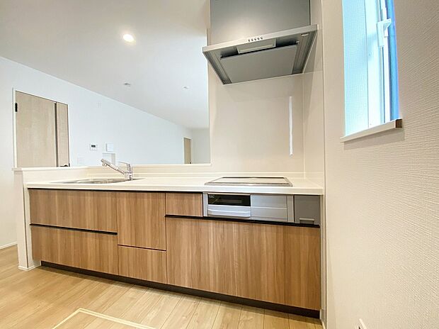 【キッチン】≪Kitchen≫
どこを開けても大容量収納のビッグスライドキッチン。圧力鍋やパスタ鍋などかさばる調理器具も楽々収納できます。