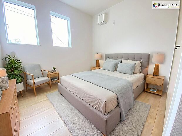 【居室】≪Room≫
明るめのフローリングはどんな家具とも調和するので、どんなインテリアにしようか考えるのも楽しみの一つになりそうです!
※家具をCGで加工しています。家具付き販売ではございません。