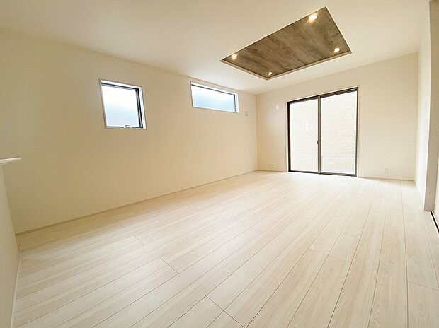 【リビング】≪Living room≫
家族みんながくつろげるリビング。
周りよりも暗い色を取り入れることで、実際の高さよりも奥行が生まれ空間が広く見えます♪