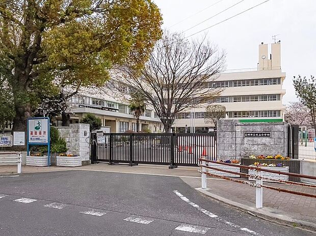 三郷市立吹上小学校(約220m)
