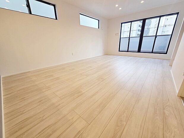 【リビング】≪Living room≫
採光良好なリビングは、ご家族の憩いの空間。居心地の良い快適な安らぎの場所にもなりそうです。
さまざまな設備や間取り、住み心地を現地で確認しよう!