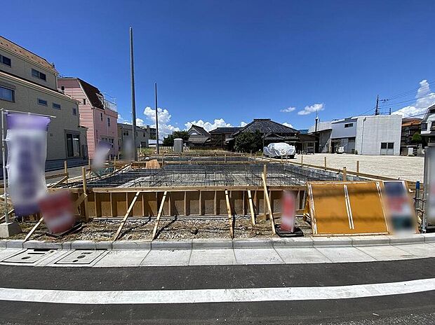 【分譲地の外観（基礎工事中）】前面は舗装道路で、周囲に既築住宅が並ぶ区画の様子が確認できます。都営篠崎線「篠崎」駅歩23分の都心へも郊外へもアクセス良好なエリアです。現地（2026年8月）撮影